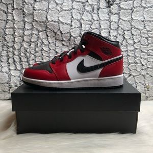 Jordan 1 mid Chicago “black toe”